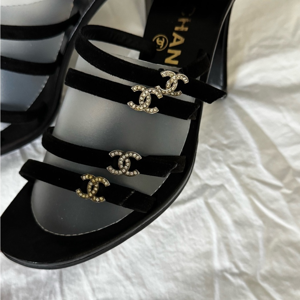 💯CHANEL Black Sandals with CC Logo Accents - Picture 4 of 9